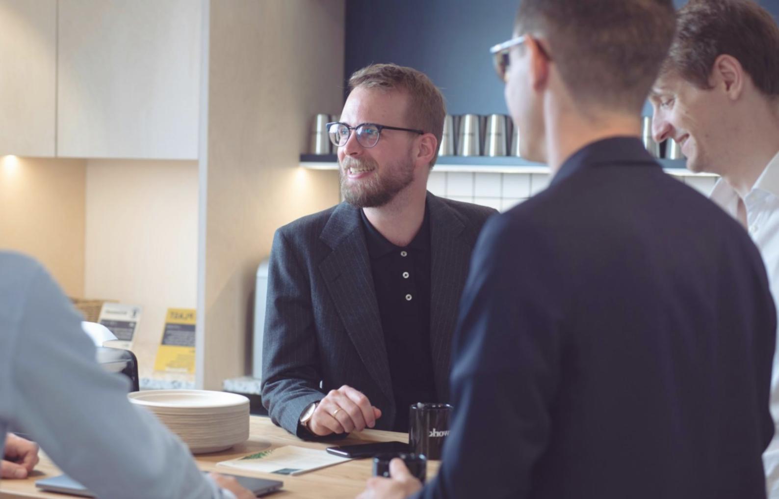 Personne consultant ses finances sur une tablette avec des graphiques de budget